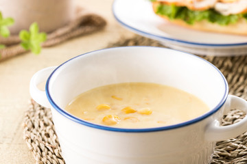 ほんのり湯気の立つ、温かいコーンクリームスープ