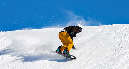 Snowboarder in azione su pista con neve fresca