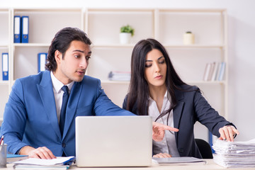 Obraz premium Two employees working in the office 