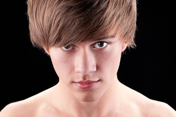 Junger Mann blickt treu und unschuldig