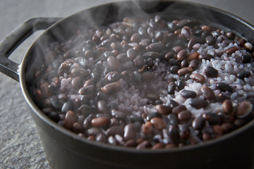 Steamed rice with black beans 