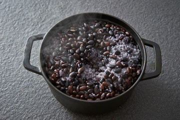 Steamed rice with black beans 