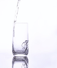 Wasser wird in Glas geschüttet