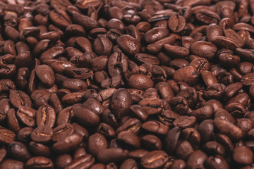 viele Kaffeebohnen auf einem Tisch