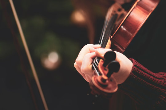 eine Violine wird am Weihnachtsbaum gespielt