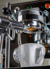 Espresso fließt aus einer traditioneller Kaffeemaschine in eine Espresso Tasse