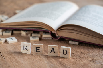 the word read written with cube letters on wood background