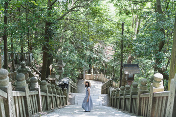 神社仏閣を巡る女性