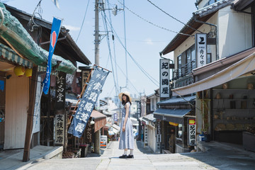 神社仏閣を巡る女性