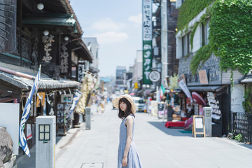 神社仏閣を巡る女性
