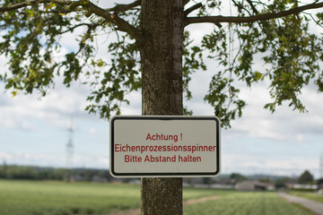 Warnung vor Eichenprozessionsspinner, Schild