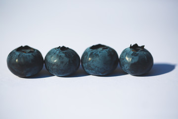 Blaubeeren in einer Reihe