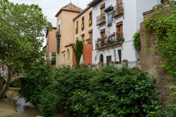 Fototapeta na wymiar paseando por las hermosas calles de la ciudad de Granada, España