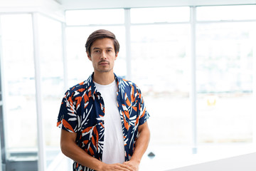 Obraz premium Young male businessman standing in a modern office