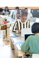 Obraz premium Businessman working on desk in the modern office