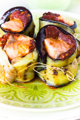 Auberginenröllchen mit Lachs und Tomatenpesto gefüllt