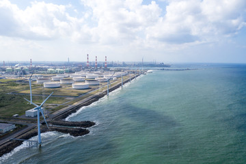 茨城県の海岸沿いに並んだ風力発電