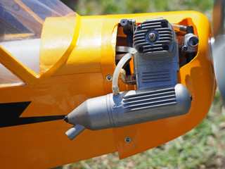 ラジコン 飛行機のエンジン 模型