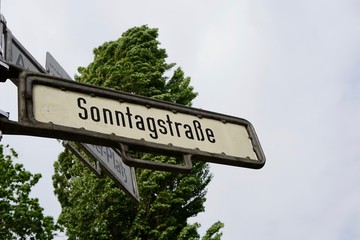 Fototapeta premium Sonntagstraße (Straßenschild)