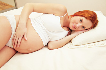 Obraz na płótnie Canvas pregnant woman sleeping