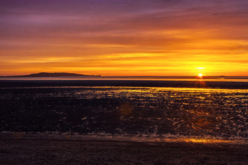 Fototapeta premium sunrise on coast line with horizon