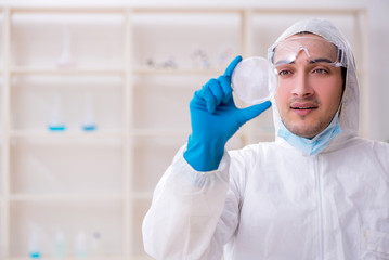 Naklejka premium Young male chemist working in the lab 