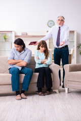 Obraz premium Young pair visiting experienced doctor psychologist