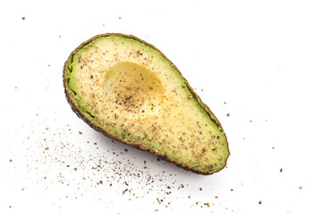 Halbierte Avocado mit Salz und Pfeffer