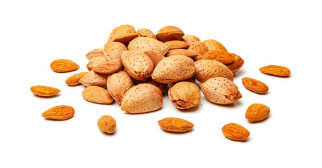 Mandeln in der Schale isoliert auf weißem Hintergrund