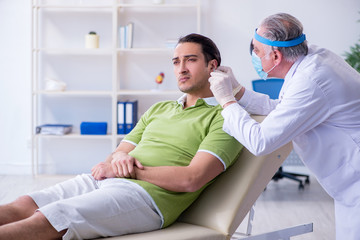 Obraz premium Male patient visiting doctor otolaryngologist