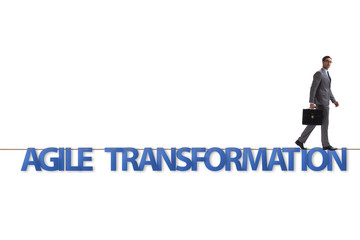 Fototapeta premium Koncepcja transformacji Agile z biznesmenem chodzenie na napięty r