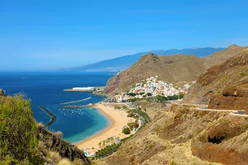 Fototapete Kanarische Inseln Teneriffa Panoramablick auf das Dorf San Andres und den Strand Las Teresitas, Kanarische Inseln, Spanien