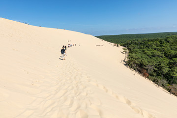  People walking on the top of the Dune of Pilat, the tallest sand dune in Europe. La Teste-de-Buch, Arcachon Bay, Aquitaine, France