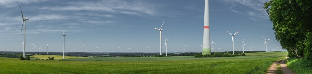 Landschaft Panorama von mehreren Windkrafträdern und Windkraftanlagen in der Eifel 