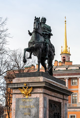 Fototapeta premium Piotra Wielkiego w pobliżu zamku Michała lub inżynierów w Sankt Petersburgu w Rosji