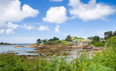 île de bréhat, ses maisons en pierre, plage à marées basse et un bateau échoué, côtes d'amor, Bretagne