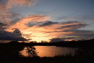 Fototapeta na wymiar beautiful sunset at the river's edge