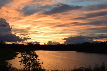 Obraz na płótnie Canvas beautiful sunset at the river's edge