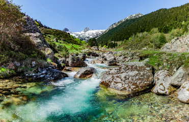 Bergbach am Lac de Suyen im Val dàzun Pyrenäen