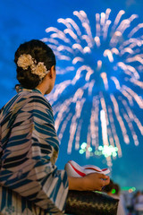 打ち上げ花火と女性