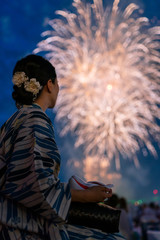 打ち上げ花火と女性