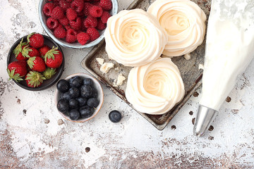  Homemade white mini meringue desserts Pavlova with fresh berries
