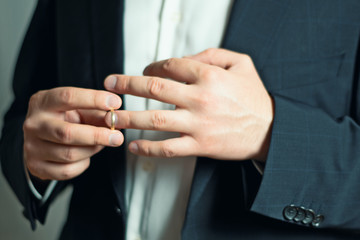 Obraz premium Business man taking off or putting on his wedding ring