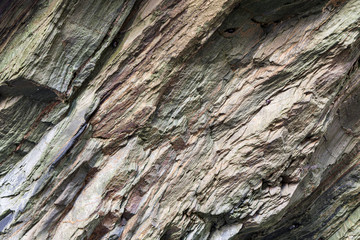 Textura da superfície da rocha natural, onde se podem ver as camadas de rocha e os cristais formados ao longo do tempo. Pode ser usada como fundo.