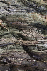 Textura da superfície da rocha natural, onde se podem ver as camadas de rocha e os cristais formados ao longo do tempo. Pode ser usada como fundo.