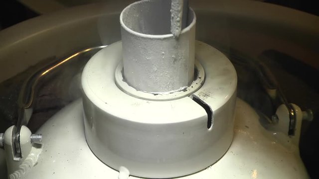 Storing laboratory sample in liquid nitrogen