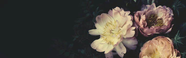 Gartenposter Vintage Bouquet von schönen Pfingstrosen auf Schwarz. Floristische Dekoration. Blumenhintergrund. Barocker altmodischer Stil. Natürliche Blumenmustertapete oder Grußkarte © Rymden