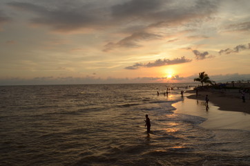 Los atardeceres en la playa se vuelven color naranja