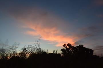 Nubes rojas al atardecer