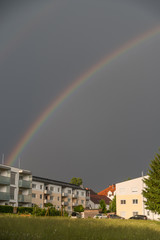 leuchtender Regenbogen Hochformat